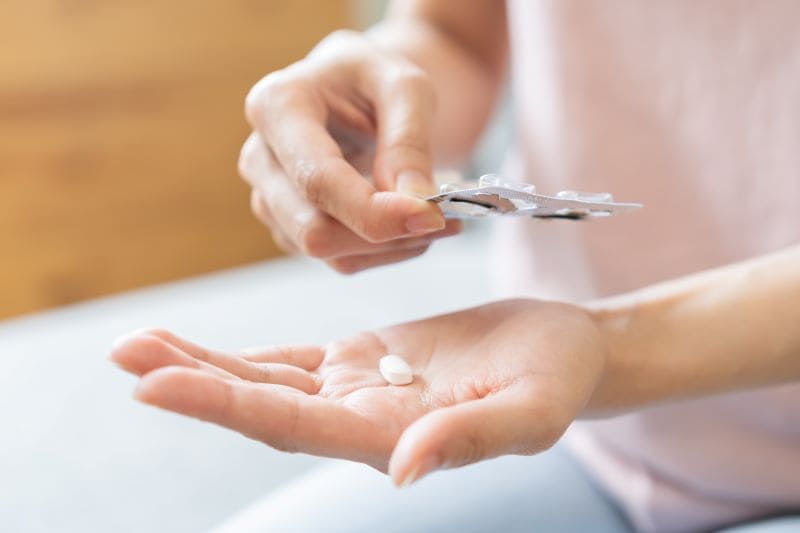 痛み止めは飲みすぎで効かなくなる？お客さまへのご案内方法や頭痛・生理痛時の使い方を登録販売者向けに解説